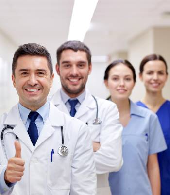 dwóch lekarzy i dwie pielęgniarki stoją w rzędzie, jeden za drugim