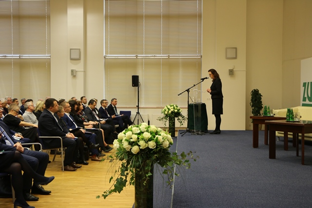 prof. Gertruda Uścińska przemawia na konferecji