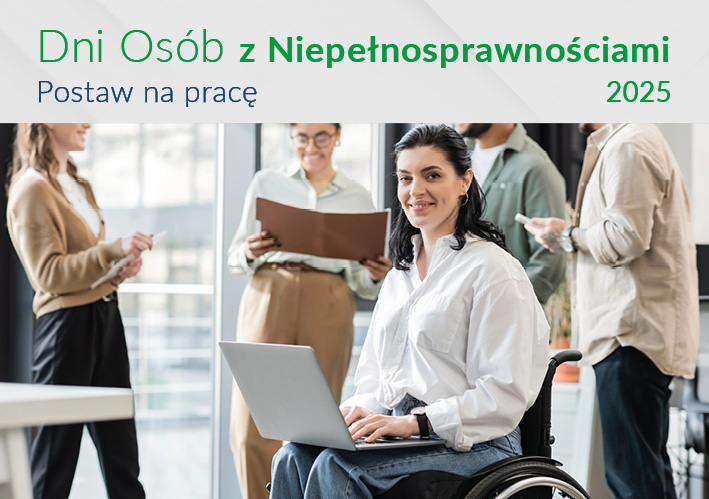 grafika Dzień Osób z Niepełnosprawnościami 2025 - kobieta na wózku inwalidzkim z laptopem, w tle stoi kilka osób