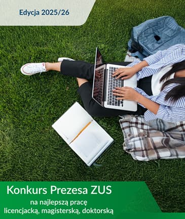 ujęcie z zgóry, dziewczyna w siedzi na trawie, na kolanach ma laptopa i pisze na nim, nie widac twarzy
