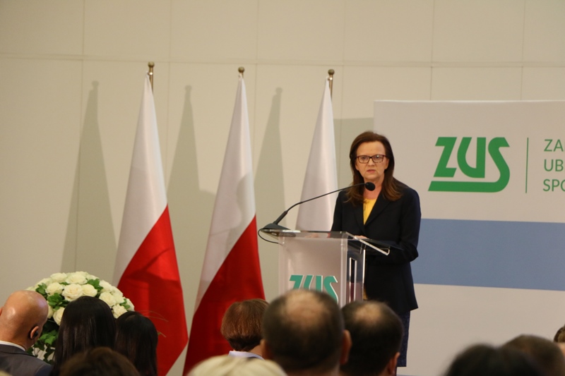 prof. Gertruda Uścińska, prezes ZUS, przemawia na gali z okazji 85-lecia ZUS
