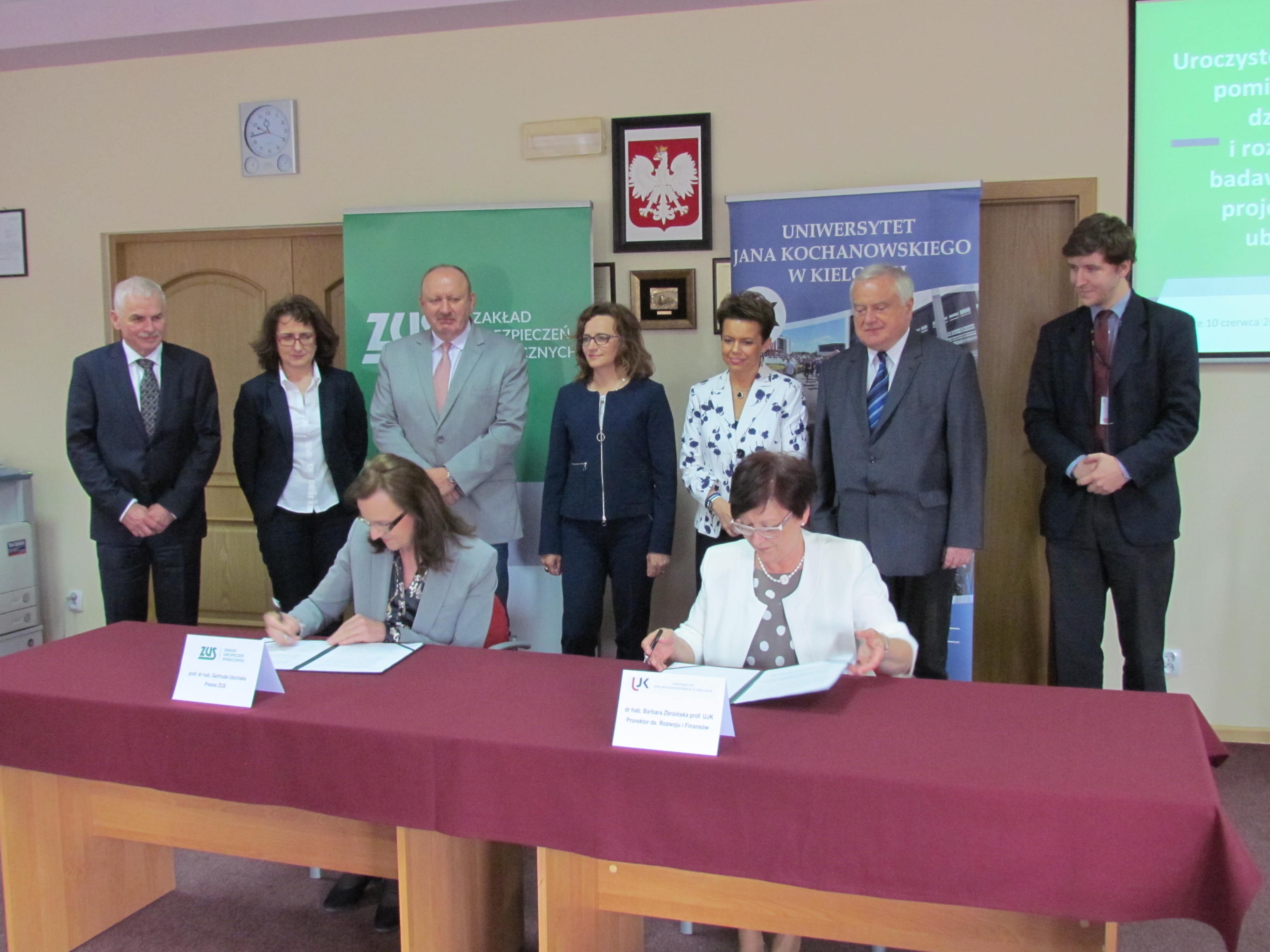 Prof. Gertruda Uścińska, prezes ZUS i dr hab. prof. UJK Barbara Zbroińska, prorektor UJK podpisują porozumienie o współpracy