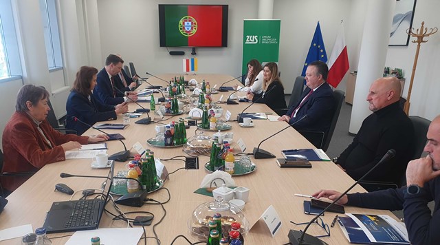 Portugalska delegacja w ZUS, osoby siedza przy długim stole