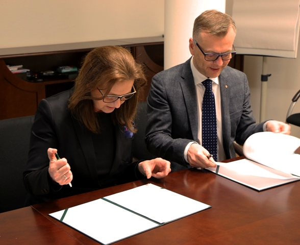 Prof. Gertruda Uścińska, prezes zus i prof. Mirosław Wielgoś, rektor WUM podpisują porozumienie