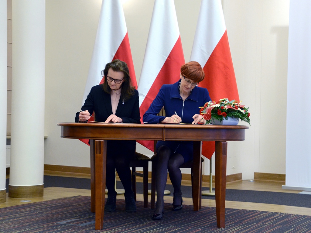 Minister rodziny pracy i polityki społecznej Elżbieta Rafalska i prezes ZUS profesor Gertruda Uścińska podpisują porozumienie
