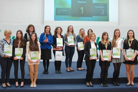 Laureatki Drugiej edycji konkursu wiedzy ZUS, towarzyszy im. profesor Gertruda Uścińska, prezes ZUS 