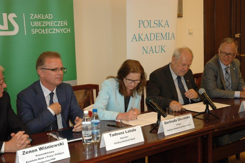 Prof. Gertruda Uścińska, prezes ZUS oraz prof. Jerzy Duszyński, prezes PAN podpisują porozumienie.