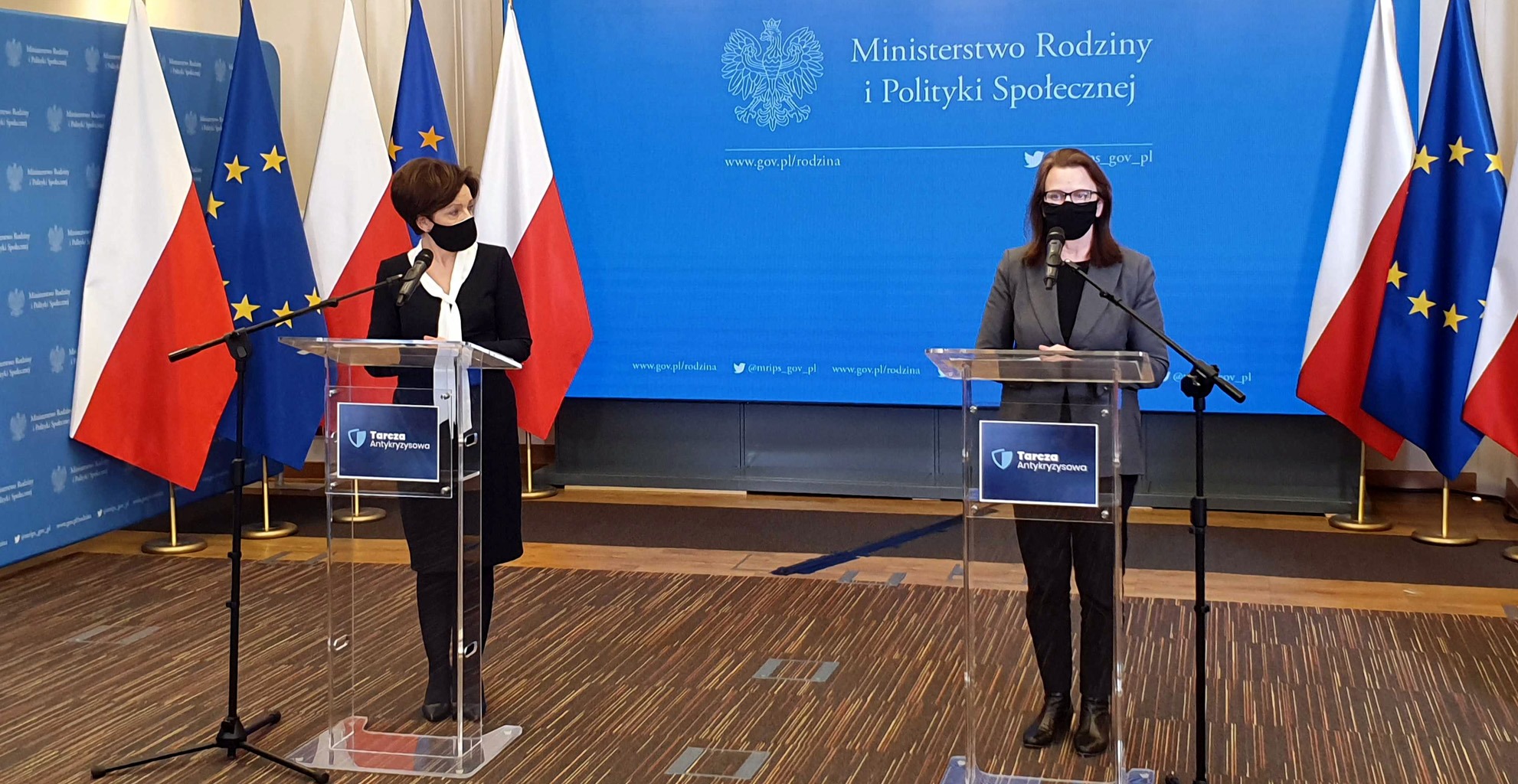 biriefing w MPiPS, minister Maląg i przezes ZUS stoją na tle niebieskiego banera