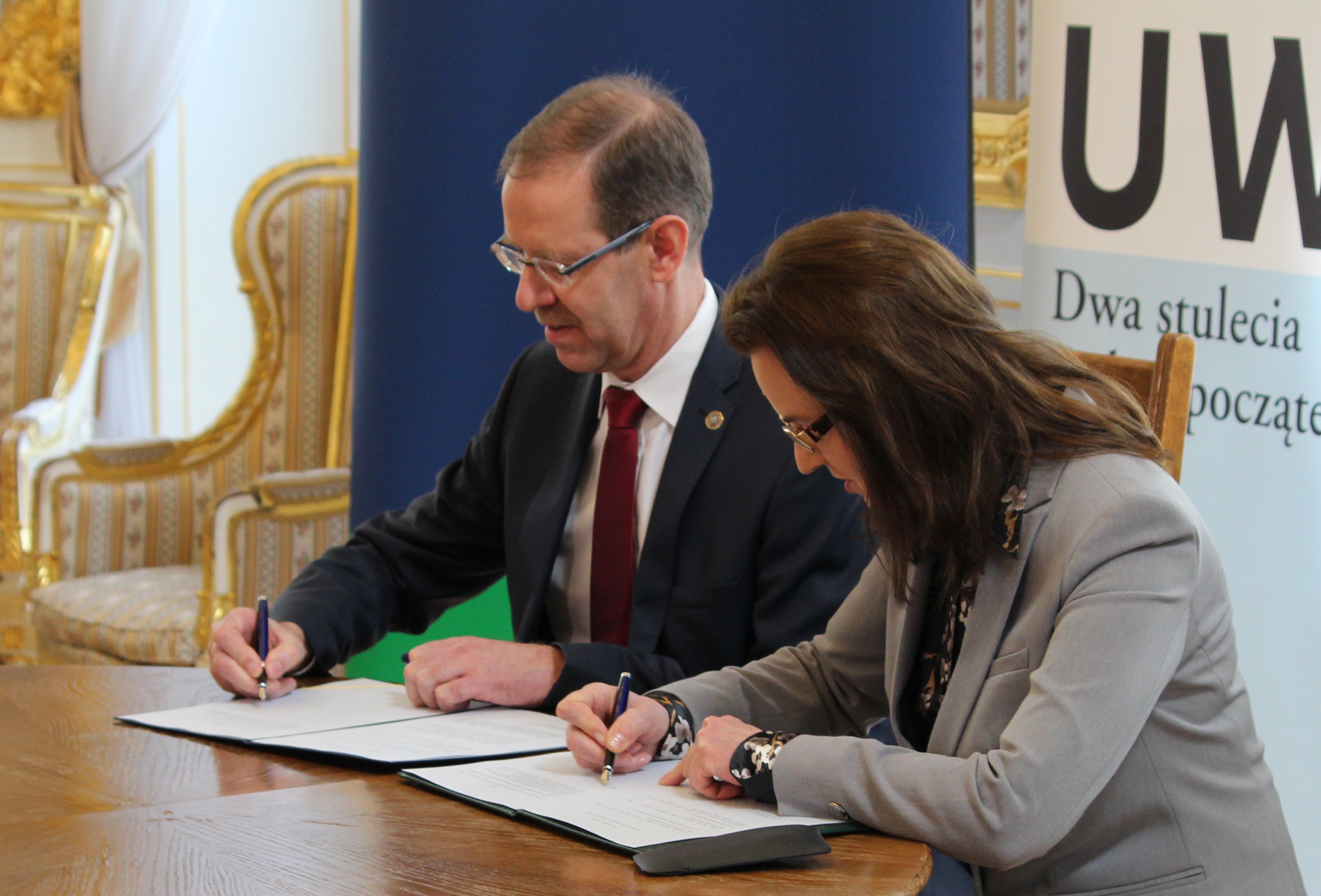 prof. Marcin Pałys, rektor UW oraz prof. Gertruda Uścińska, prezes ZUS podpisują porozumienie o współpracy