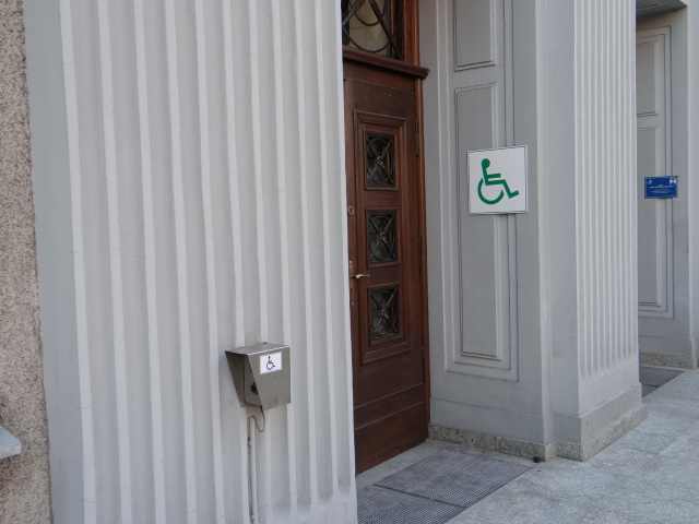 drzwi wejściowe do oddzialu ZUS, które nie otwieraja się automatycznie, zamonotwany jest dzwonek dla osob z niepełnopsrawnością